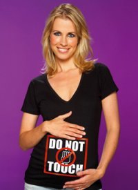 Presentatrice Vivian Ewbank- Reijs ervaarde tijdens haar zwangerschap dat er weinig stoere,trendy kleding was voor zwangere vrouwen. Daarom heeft zij tijdens haar zwangerschap een T-shirtlijn ontworpen met leuke, pakkende teksten! Presentatrice Vivian Ewbank- Reijs ervaarde tijdens haar zwangerschap dat er weinig stoere,trendy kleding was voor zwangere vrouwen. Daarom heeft zij tijdens haar zwangerschap een T-shirtlijn ontworpen met leuke, pakkende teksten!